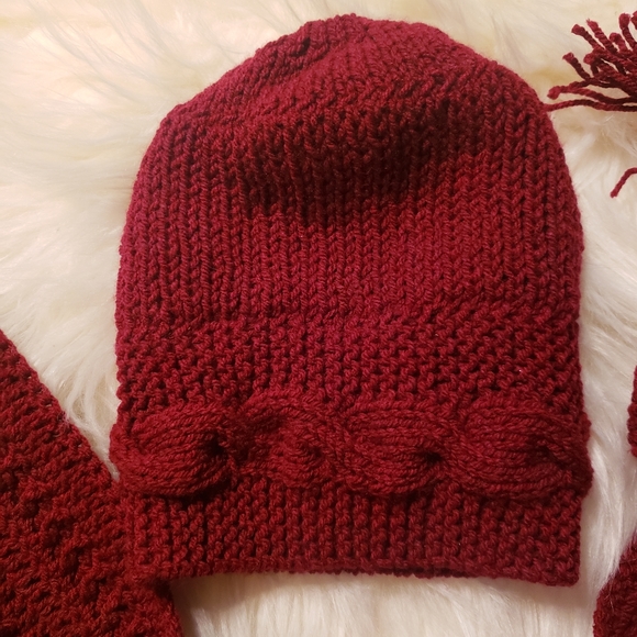 Red knit hat and matching scarf - Picture 2 of 3